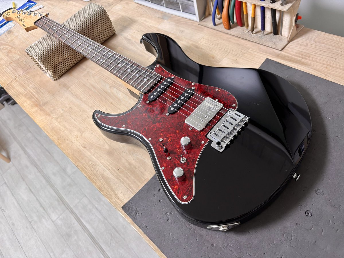 tariki_fretless's tweet photo. ピックガードを新規製作してPUレイアウトを変更 https://t.co/f2B2ca12ZL
