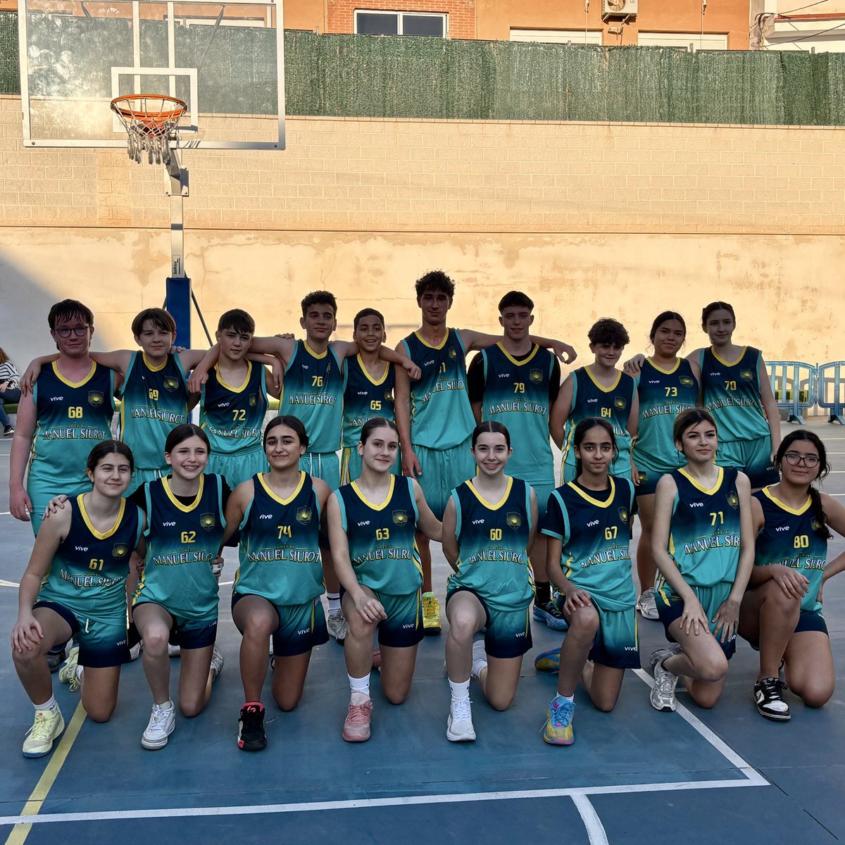 ColegioMSiurot's tweet photo. Repetimos experiencia en la @CopaColegialMLG 🏀

Los equipos masculino y femenino de Secundaria volvieron a representarnos por 2º año para enfrentarse al @ColegioSalliver 

Más allá del marcador, os damos la enhorabuena por dejaros la piel en la cancha y disfrutarlo tanto! 🔝🙌 https://t.co/ukJtsgvYyQ