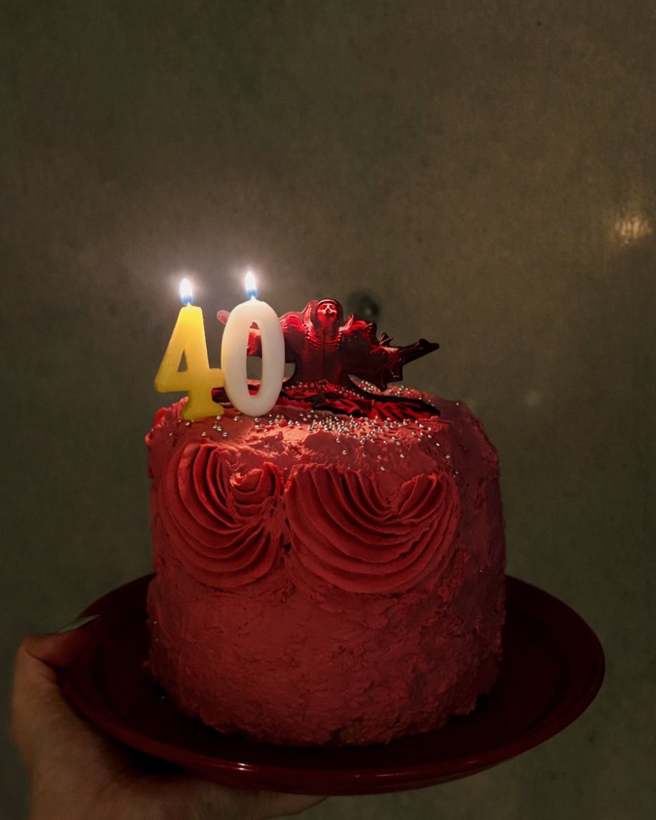 RioMonsterr's tweet photo. ガガちゃんお誕生日おめでとう🎂❤️

40代突入だー🌼
これからもっともっとパワーアップしていくガガちゃんを見ていけるのが楽しみ❤️‍🔥

ガガちゃんがずっと笑顔でいられますように。そして、この先も沢山の幸せが降り注ぎますように✨

#happybirthdayladygaga https://t.co/gLJHUnni3h