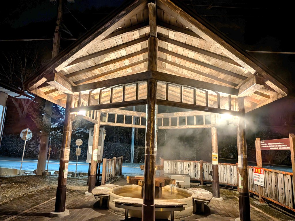 塩原温泉の足湯入れる季節！
ｷﾀ━━━━(°∀°)━━━━!!!!
あっぢいいいぃぃぃああああぁぁぁ！！！！
でもめっちゃ気持ちいいいあああぁぁっっっっ꒰ঌ(*´﹀`*)໒꒱
クマさんでてこないようライトをチカチカモードにし入った！！(𖥕ᾥ𖥕)و゛
 #那須塩原市
 #塩原
 #七ッ岩園地吊り橋
 #足湯