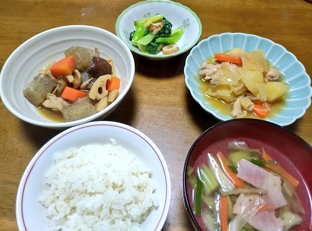 今日はカラダに優しい夕飯🥢
ちょい辛肉じゃが🥔
筑前煮だけど肉は豚🐷
小松菜のわさびマヨ和え🥬
野菜スープ🥕
あー食べ過ぎた🤰