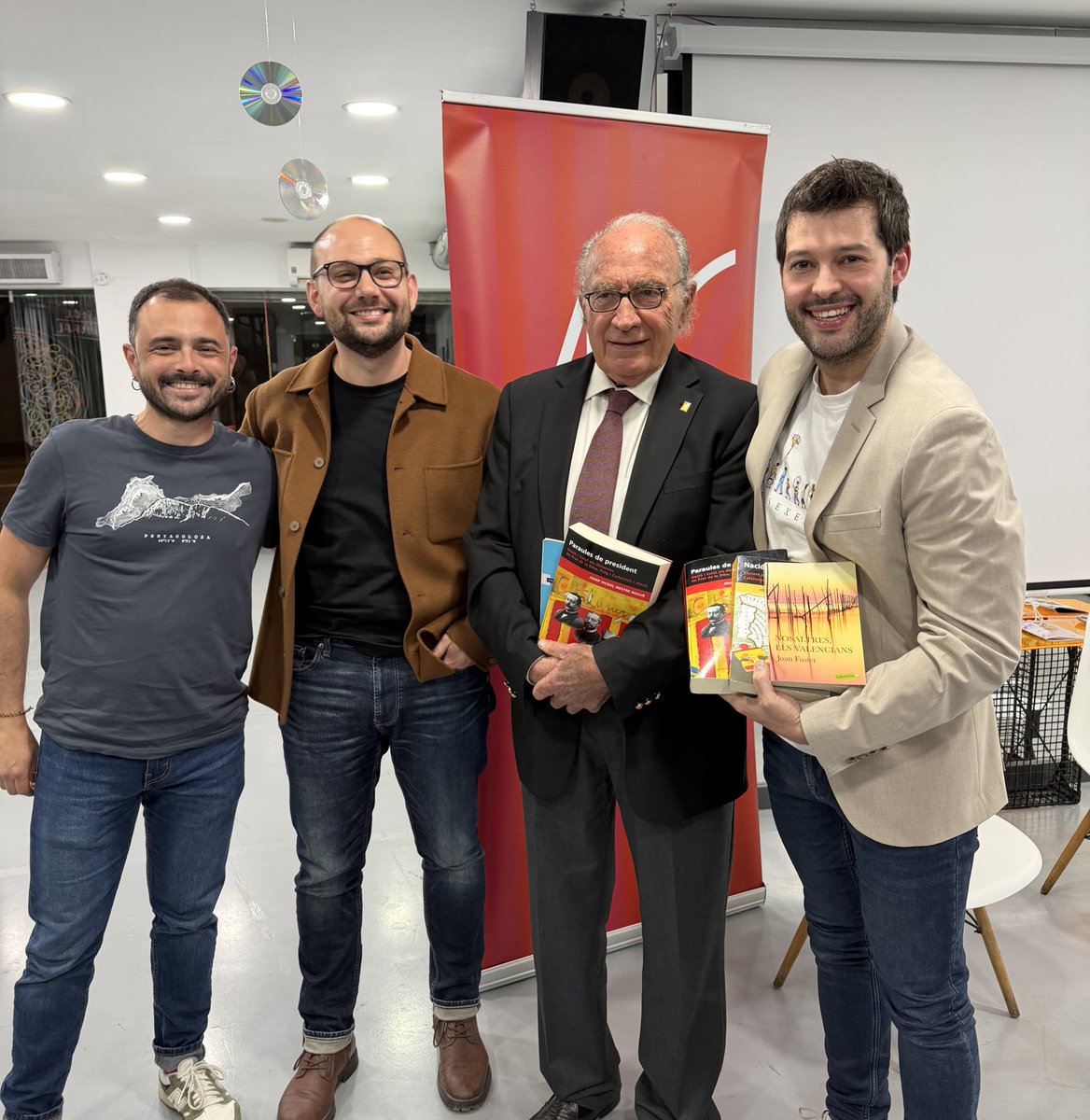 jvmestrenogue's tweet photo. Un honor conversar amb el president de la @generalitat, MHP Albinyana, i @EnricSendra_, a la seu d’@AccioCulturalPV de Castelló de la Plana, plena de gom a gom.

Agraïment infinit al País Valencià, terra dels meus orígens.
#ParaulesDePresident i #NacióIEstat @editorialafers https://t.co/beOLJrIqdB