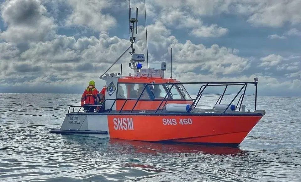 Image de Préfecture maritime Manche et mer du Nord - [#Opération] Le vendredi 27 mars, suite à une avarie de propulsion, un navire de plaisance a été rem