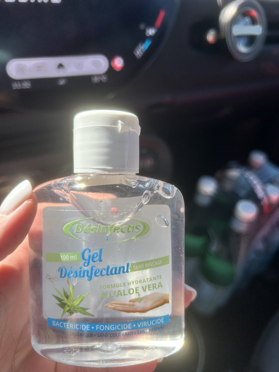 chocoboub's tweet photo. Interrogatoire 
- qui a gardé ce réflexe de se passer du gel hydroalcoolique après ses courses avant de toucher le volant? 
Allez on ne ment pas https://t.co/sswyg5DjxB