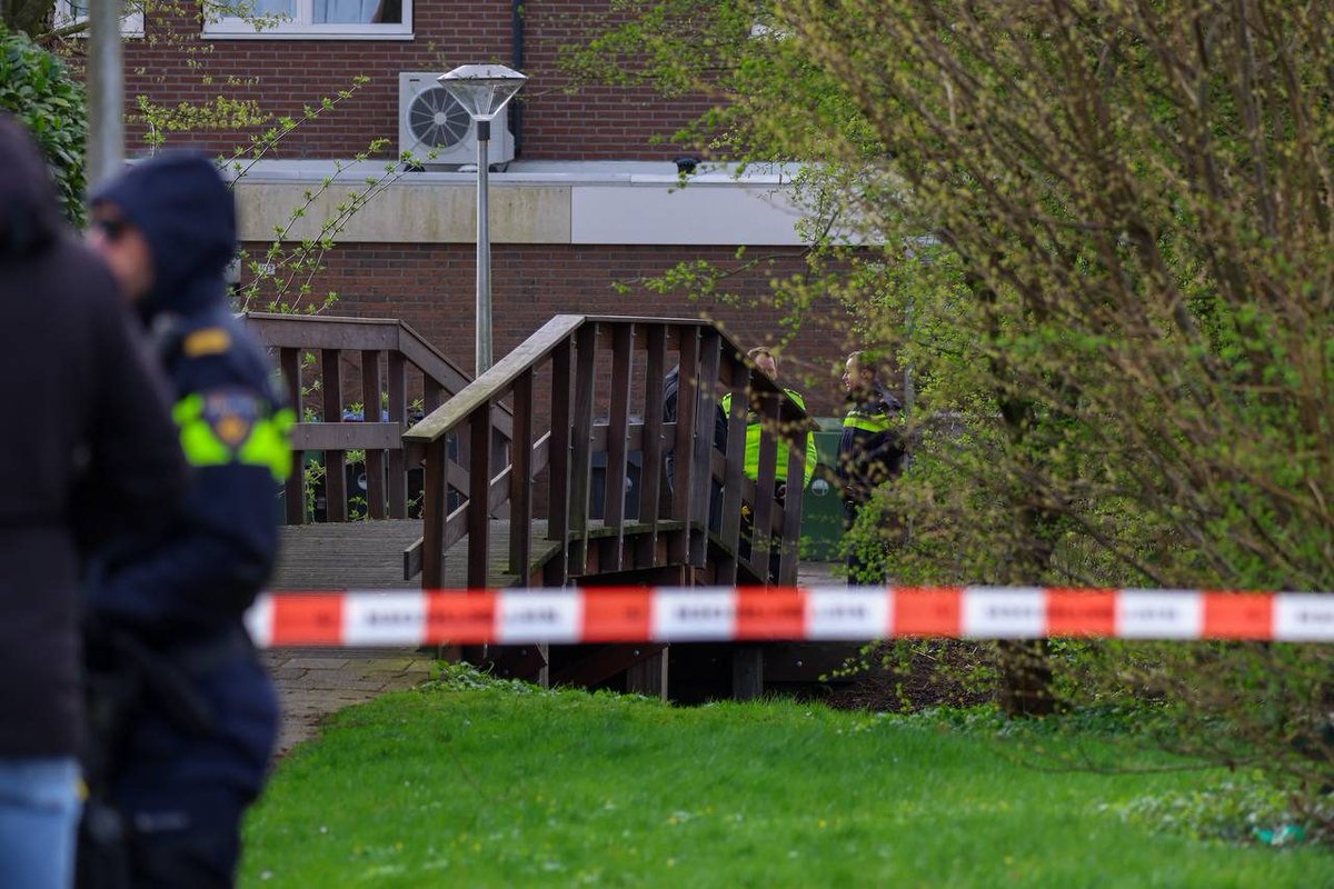 Overleden persoon aangetroffen in slootje in woonwijk