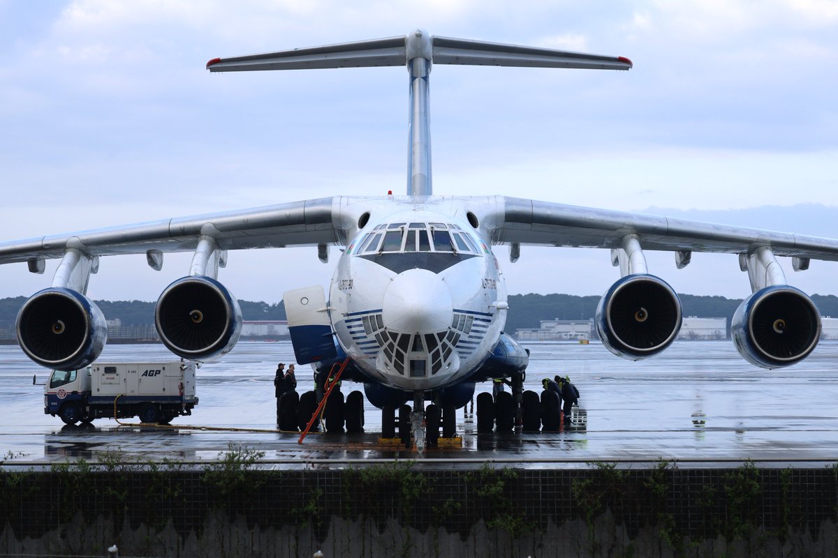 ＃成田空港

聞いたらだいぶ派手な着陸だったようで、だいぶ奥まで行ったそうです。

天気は悪かったですが、せっかく来たので置きも撮りに行ってきました。

おお～！！すげえ迫力！！

コックピット周りの窓の数がすげぇなぁ～！！

やっぱり正面がいいよね。