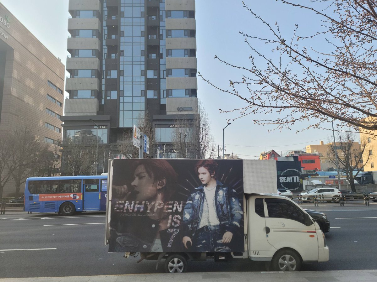 enhaace's tweet photo. 📢 ¡Así se ve hoy la protesta frente a HYBE! Hay pancartas y un camión. Heeseung, you are loved ! 

BRING HEESEUNG BACK #ENHYPEN_IS_7 https://t.co/JVMWLHPKOt