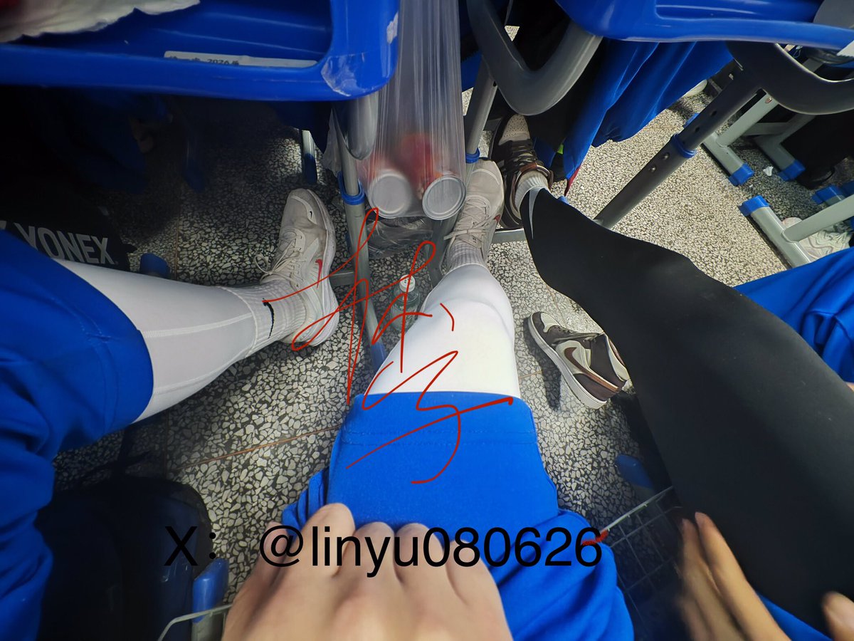 linyu080626's tweet photo. 展示高弹
鞋子才刚穿了几天怎么那么脏
#高弹 #白袜 #男高 #腿 https://t.co/jLLPqbJbcn