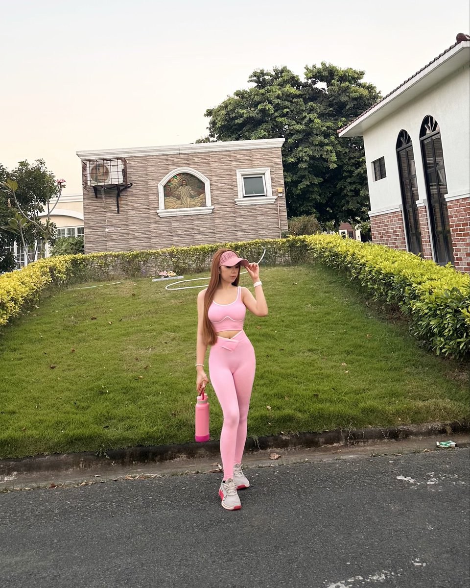 Arat G, takbo!🏃‍♀️🩷 
IG: @samanthadcofficial

#run #running #ootd