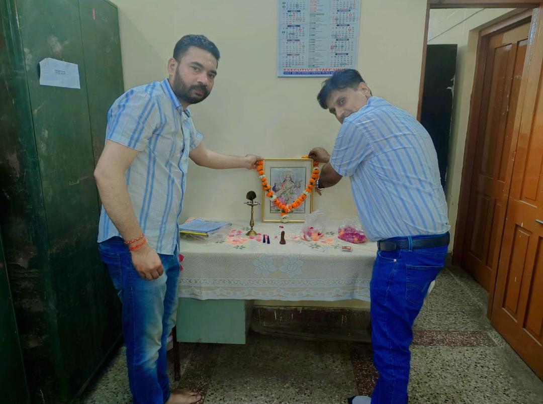 DO लखनऊ में मण्डल प्रबन्धक महोदय के मार्गदर्शन में आज 28.03.2026 को "हिन्दी कार्यशाला" आयोजित की गई| अतिथि वक्ता श्री बृजनन्द विश्वकर्मा, प्रबन्धक (रा. भा.) BOI द्वारा संघ की राजभाषा नीति पर व्याख्यान दिया गया जिससे सभी अधिकारी व कर्मचारी लाभान्वित हुये|
<a href="/FciLko/">FCI Uttar Pradesh</a>
<a href="/FCI_NorthZone/">Food Corporation of India, North Zone</a>