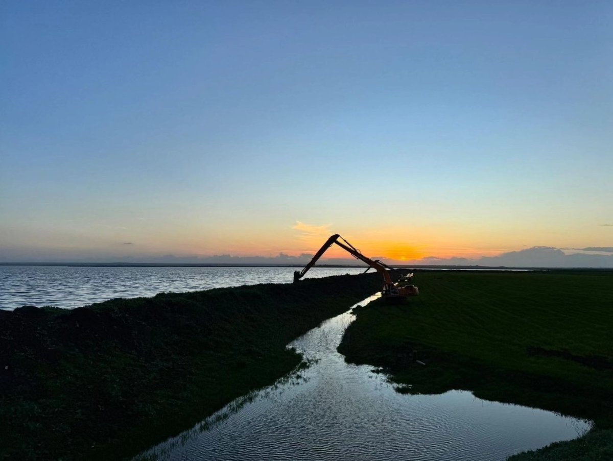 QalaatAlMudiq's tweet image. #Syria: the Civil Defense continues reinforcing embankments to contain water that flooded agricultural areas last week, following the collapse of Siyaha Dam (S. #Aleppo).