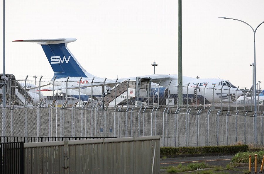 puppukupu_z's tweet image. 今日の一番の収穫はシレっと昼寝していたシルクウェイ航空のイリューシンIl-76でした。Σ(･ω･ﾉ)ﾉ！ ﾋﾞｯｸﾘ
#成田空港 
#RJAA