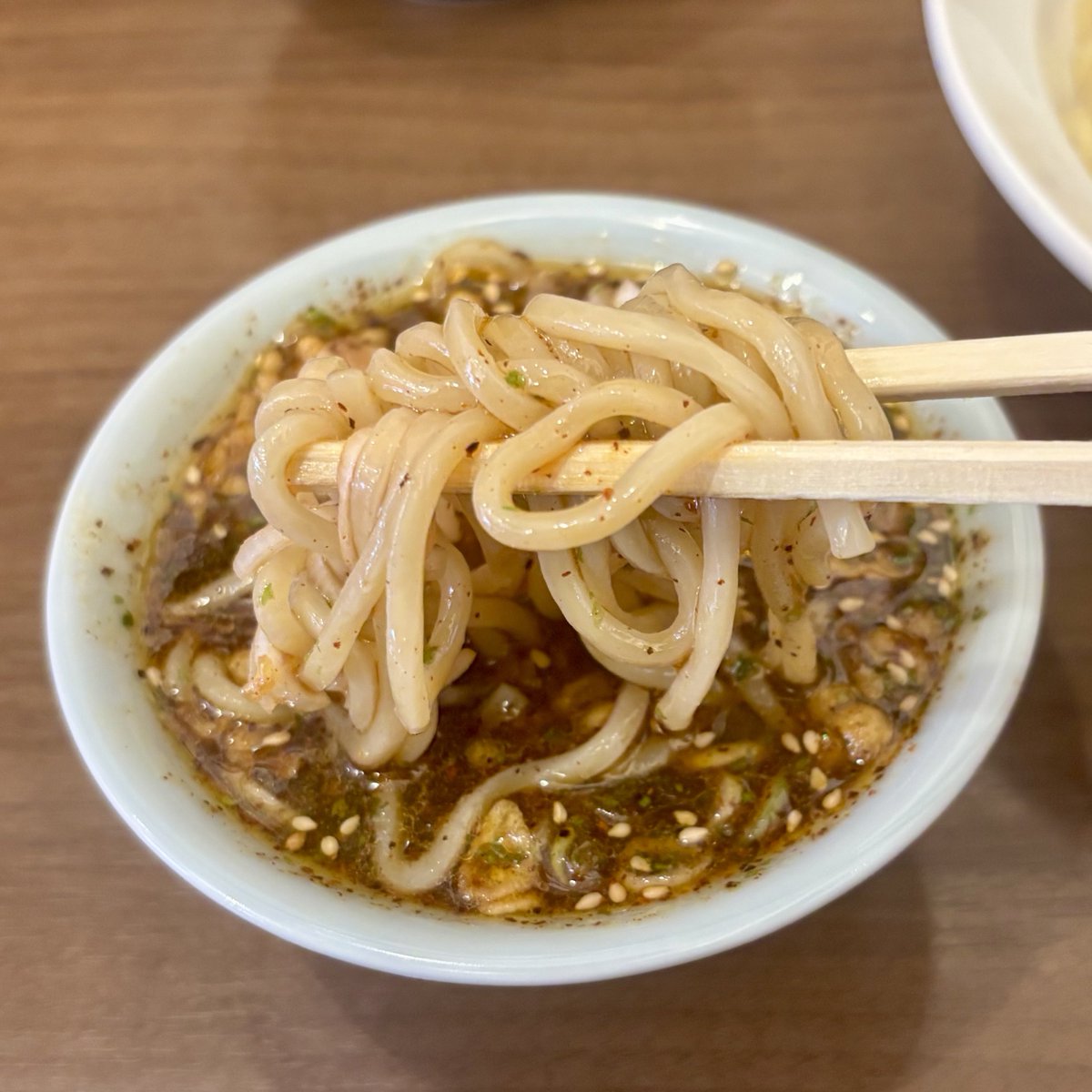 Gottsu_a10's tweet photo. 国分寺の『中華そばふうみどう』で、【荻窪・丸長リスペクト】つけそばの新味、ソース味を麺大盛りで
ランチタイムサービスで200円の昆布ちりめんご飯も

ソース味・・・
確かにつけ汁としては脳バグ系だけど、味は想像してたものと近い
確かに、甘味、酸味、辛味のバランスが良くてコクもある「ソース味」は丸長に通ずるものがある

揚玉と青のりが入ってるのは芸が細かいw

さすがふうみどうだな

ごちそうさまでした♪

#tama_ramen #国分寺市ラーメン #中華そばふうみどう #ラーメン好きの人と繋がりたい #みんなえみふる #荻窪丸長つけそば