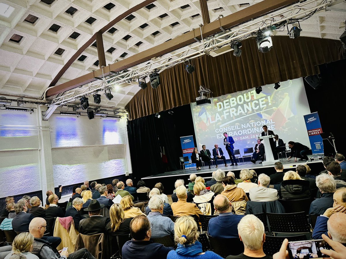 DLF_Officiel's tweet photo. Début du Conseil national extraordinaire de Debout la France !

Un rendez-vous clé pour préparer l’élection présidentielle de 2027.

À suivre en direct sur X, YouTube et Facebook :
14 h : témoignages de Français pour initier la révolution du bon sens
16 h : discours de clôture de @dupontaignan