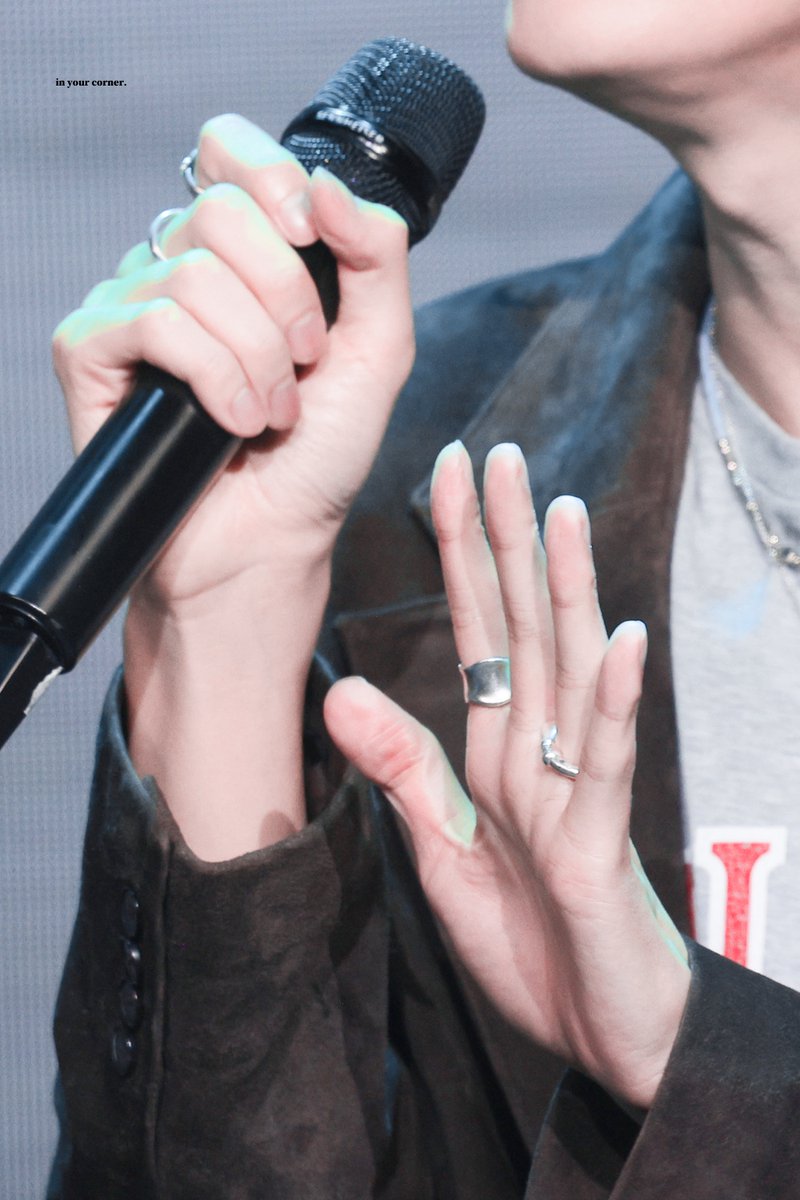 인유어코너 tweet media