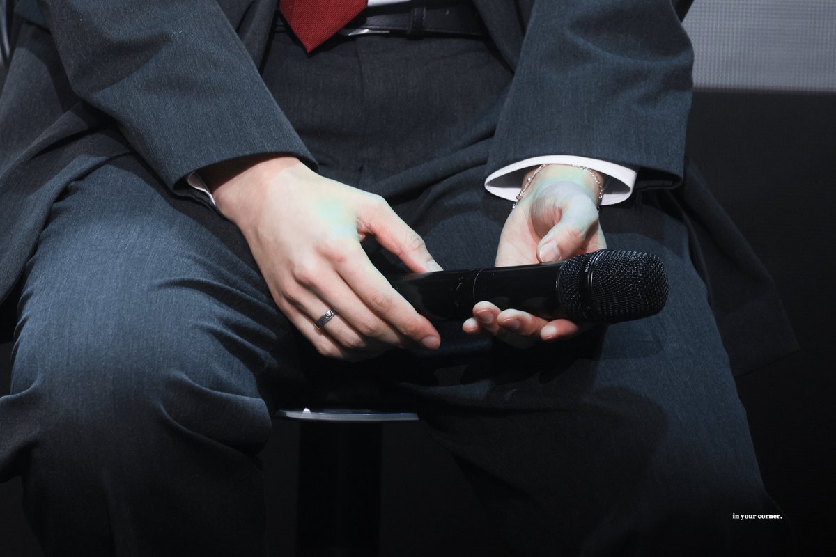 인유어코너 tweet media