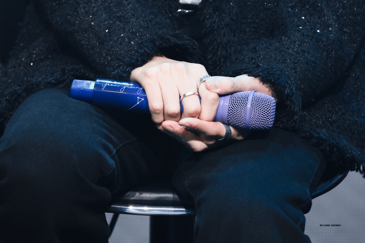 인유어코너 tweet media