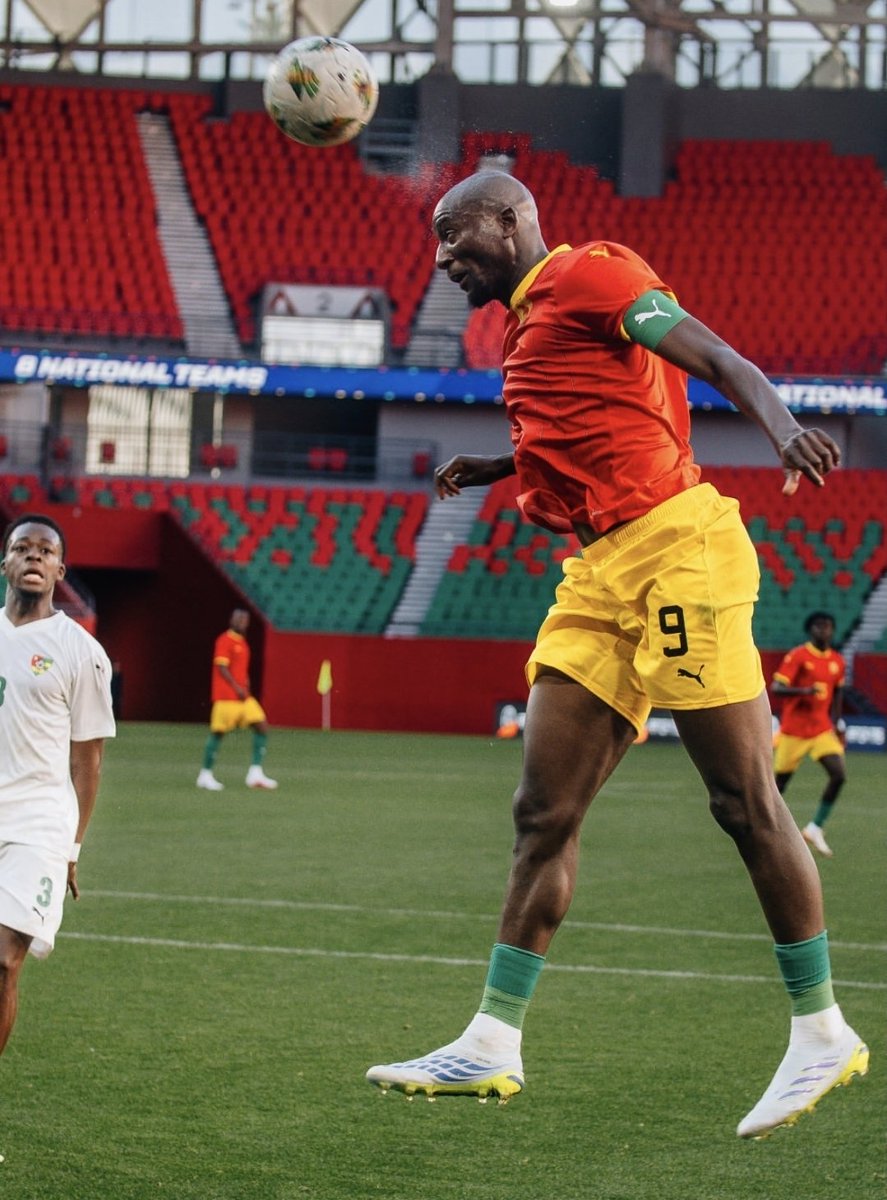 Cherifsowgn's tweet photo. Quel joueur ! 🤯🇬🇳

Même le défenseur togolais est resté figé, surpris par la détente exceptionnelle de Serhou Guirassy sur le but égalisateur.

Un timing parfait, une puissance incroyable, tout simplement du grand art ! https://t.co/gsA2Jl1CtG