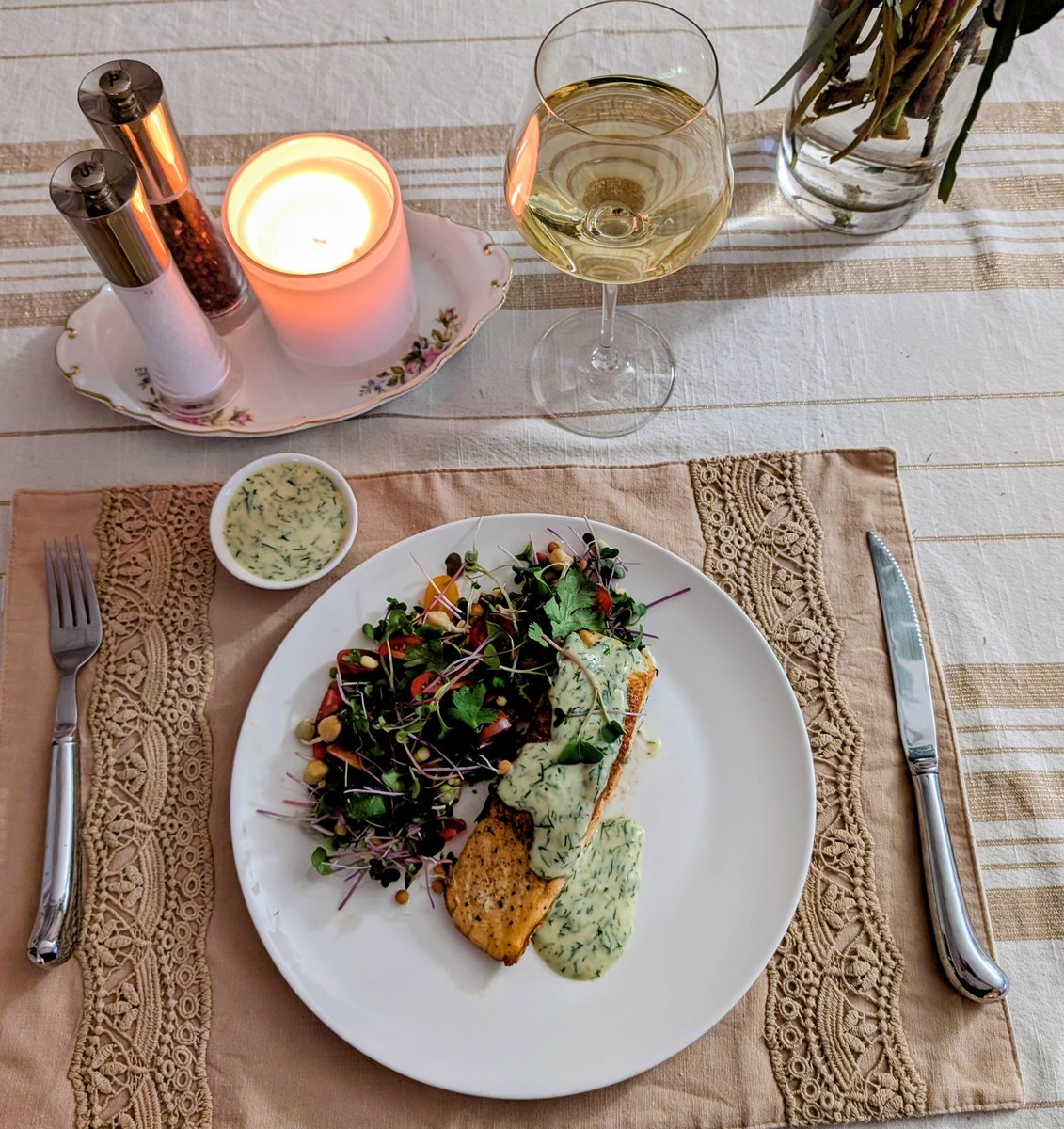 OZZY_GiRL_'s tweet photo. Delicious crispy skin salmon and fresh salad ingredients, all from the local farmers market.
The dill sauce was divine 😋 #OzzysMenu #HomeCooking #dinnerforone https://t.co/ERvL5m1OzX