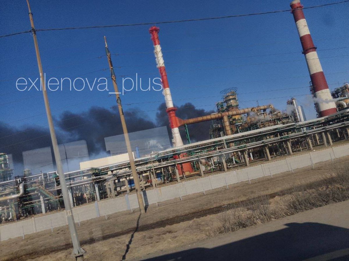 NOELreports's tweet image. Ukrainian drones struck the Slavneft-YANOS refinery in Russia’s Yaroslavl region, with FIRMS data confirming a major blaze at the site. The facility is among Russia’s top five refineries, processing over 15 million tons of oil per year. #Russia