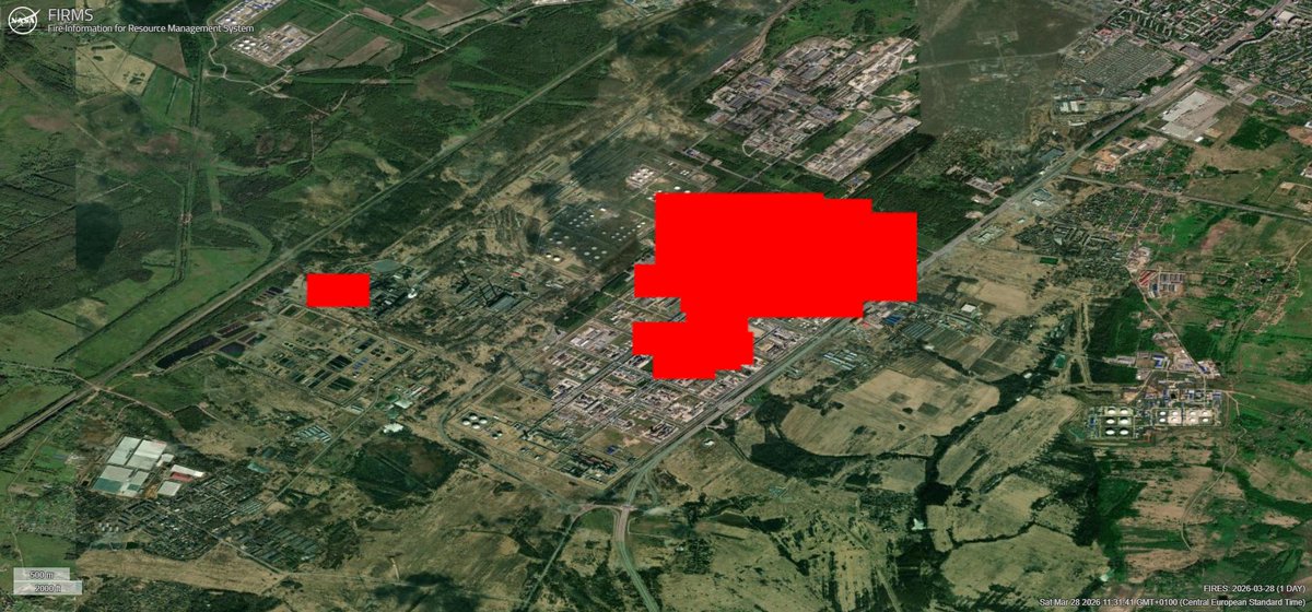 NOELreports's tweet image. Ukrainian drones struck the Slavneft-YANOS refinery in Russia’s Yaroslavl region, with FIRMS data confirming a major blaze at the site. The facility is among Russia’s top five refineries, processing over 15 million tons of oil per year. #Russia