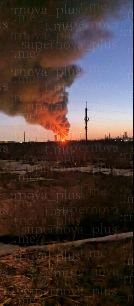 NOELreports's tweet image. Ukrainian drones struck the Slavneft-YANOS refinery in Russia’s Yaroslavl region, with FIRMS data confirming a major blaze at the site. The facility is among Russia’s top five refineries, processing over 15 million tons of oil per year. #Russia