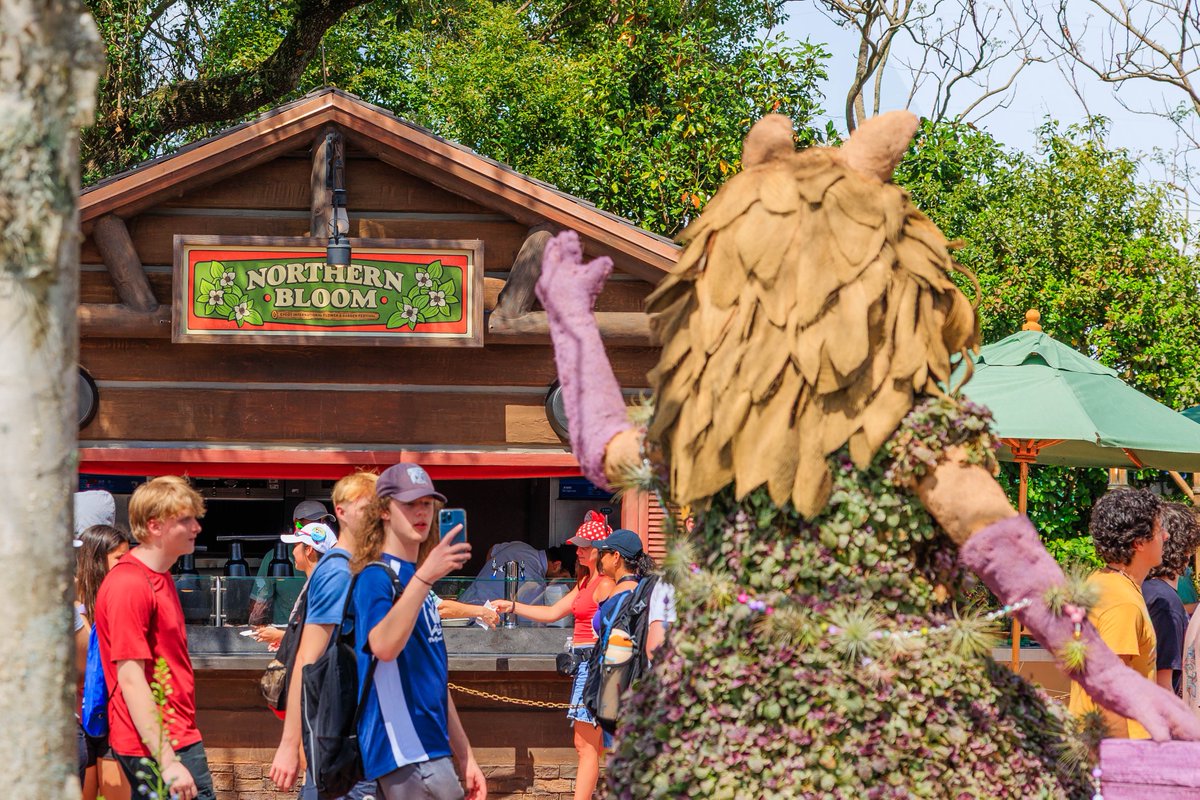 harold1791's tweet image. Good morning all and Happy Saturday! Miss Piggy, the ever gracious diva, waving to her admirers as they walk by 🤣Hope you all have a magical day! #EPCOT #MissPiggy #Muppets #Disney #WaltDisneyWorld #WDW