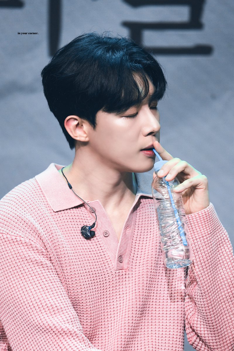 인유어코너 tweet media