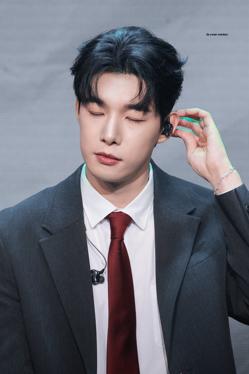 인유어코너 tweet media