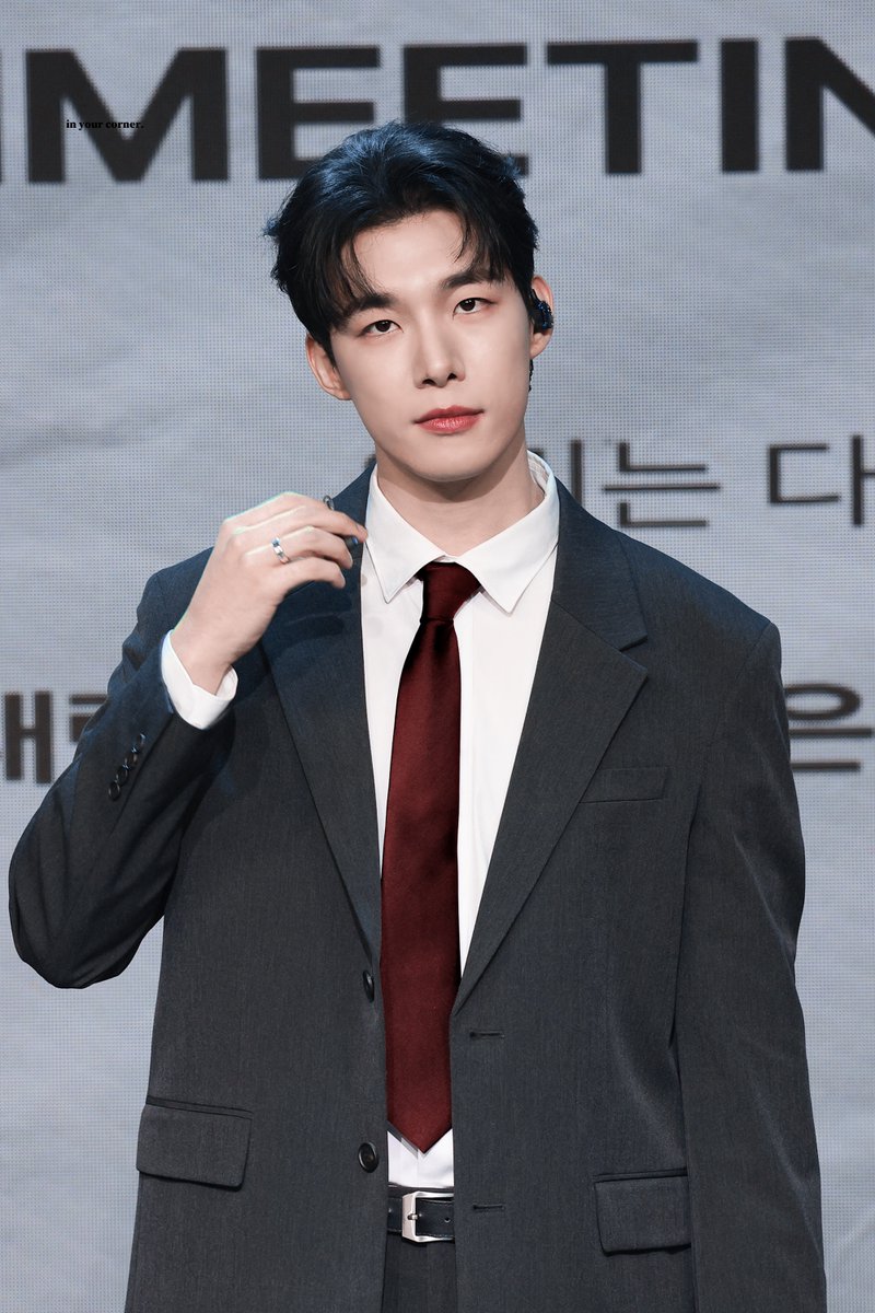 인유어코너 tweet media