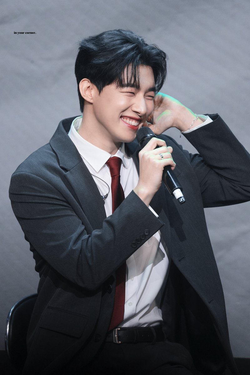 인유어코너 tweet media