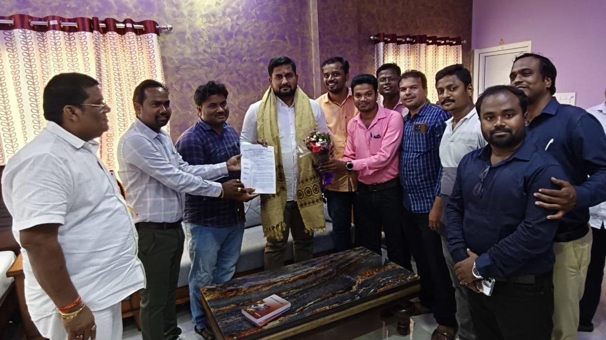 #OSNLEA ଗଞ୍ଜାମ ଜିଲ୍ଲା ଶାଖା ଅନ୍ତର୍ଗତ ଚିକିଟି ଖଣ୍ଡ ତତଫରୁ ଲୋକପ୍ରିୟ ବିଧାୟକ ଶ୍ରୀଯୁକ୍ତ ମନୋରଞ୍ଜନ ଦ୍ୟାନ ସାମନ୍ତରାୟଙ୍କ ଉପସ୍ଥିତିରେ ଓଡ଼ିଶା ସରକାରଙ୍କର ମାନନୀୟ ଉଚ୍ଚଶିକ୍ଷା ମନ୍ତ୍ରୀ ଶ୍ରୀମାନ୍ ସୂର୍ଯ୍ୟବଂଶୀ ସୂରଜ ମହୋଦୟଙ୍କୁ ଉତ୍ତରୀୟ ଓ ପୁଷ୍ପଗୁଚ୍ଛ ପ୍ରଦାନ ପୂର୍ବକ ସମ୍ବର୍ଦ୍ଧିତ କରାଯାଇଛି।
#ଜୟଜଗନ୍ନାଥ 
#GIA2008_2018