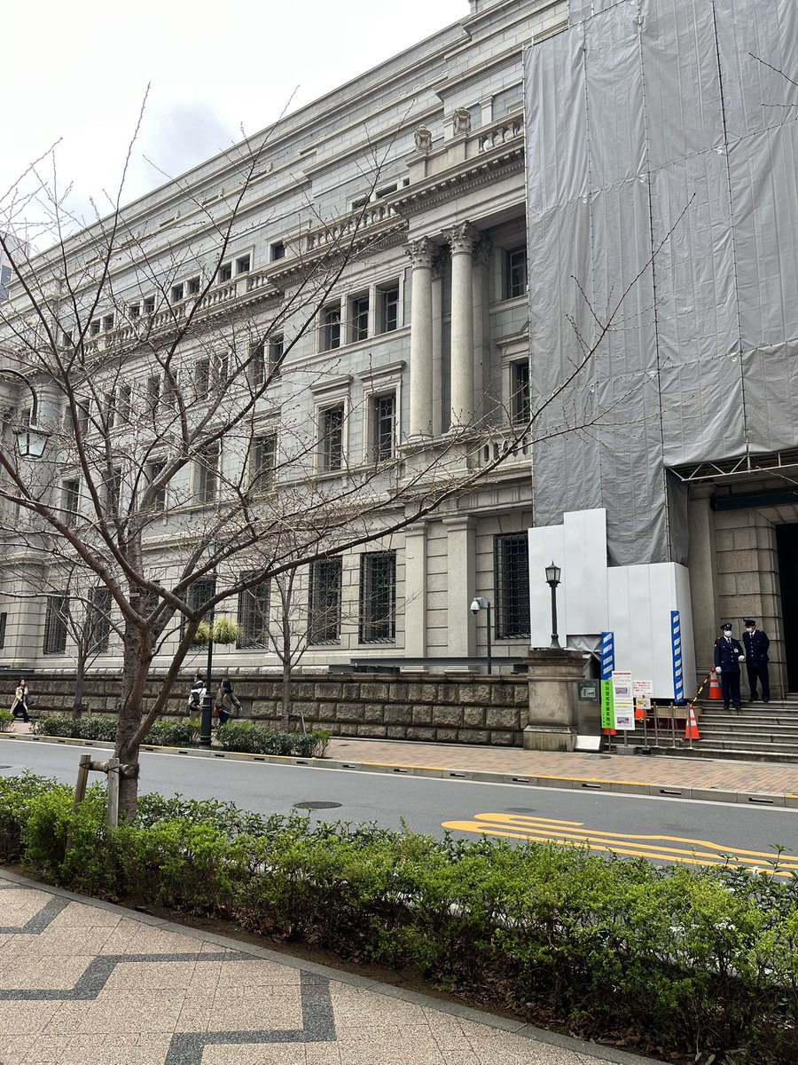 0_ceb9's tweet photo. 先週の写真だけど、キレイな日銀とくすんでる日銀
高圧洗浄してるっぽい https://t.co/Oj0LecI7nM