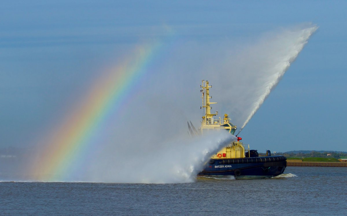 FraserG32883664's tweet image. Rainbow River Thames.#Weather #LoveUKweather #Rainbows #Rainbow #WorkingRiver #Svitzer #Maritime #Marine #Thames #RiverThames #TugLife #Tug #Gravesend #TugBoats