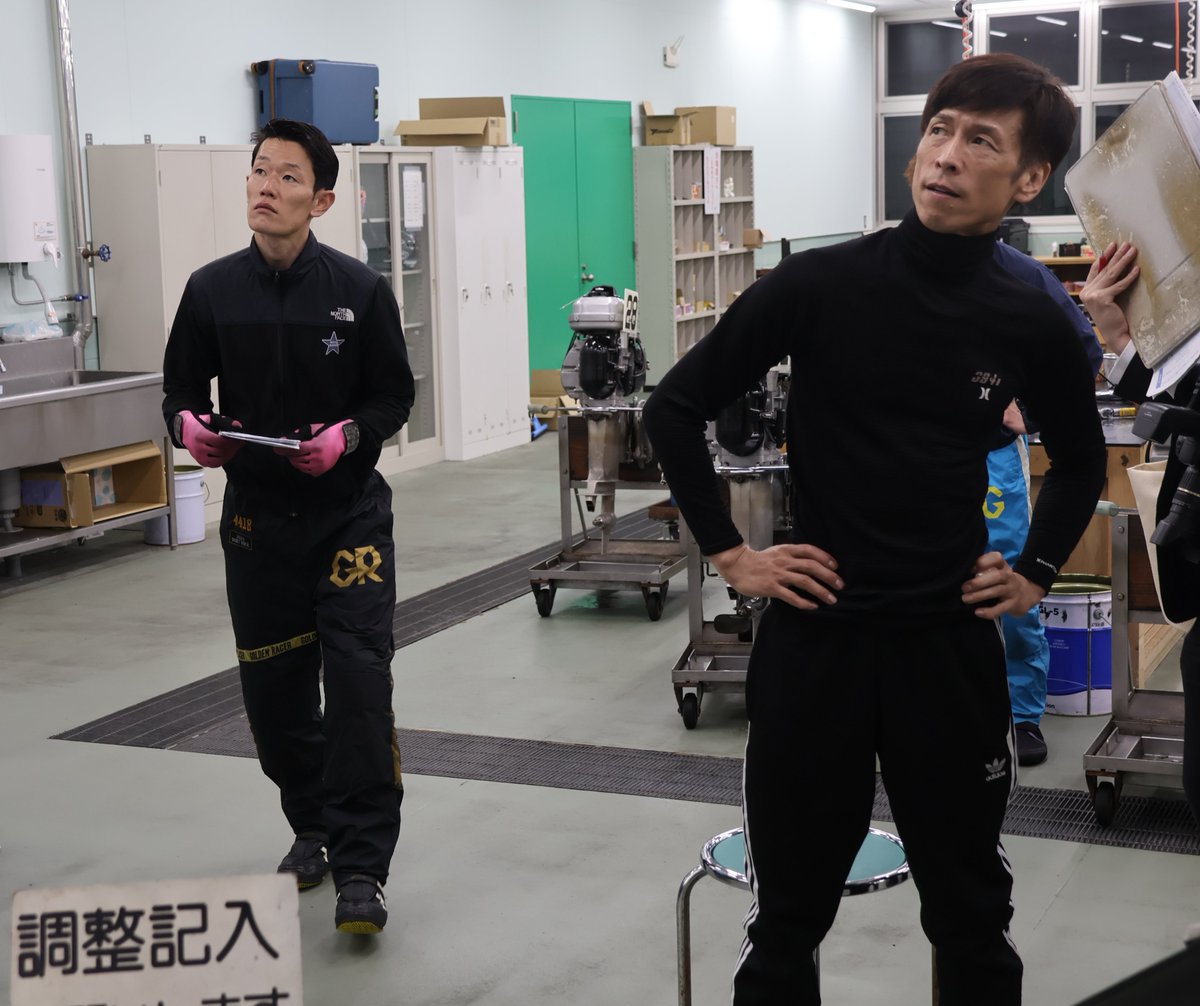 hochi_boatrace's tweet photo. ボートレース蒲郡（２８日） 
【ＳＧ第６１回ボートレースクラシック】（５日目）

ライバルたちが激闘を繰り広げる準優勝戦に熱視線を送る池田浩二選手と茅原悠紀選手。本来なら水上で頂点を競い合っていたであろう両巨頭よ、何を思う…… https://t.co/XYoXpbemf2