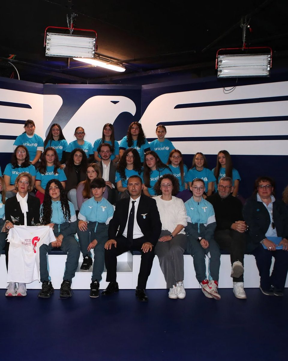UNICEF_Italia's tweet photo. Quando lo sport utilizza la propria voce, il messaggio arriva lontano e diventa più potente. La @OfficialSSLazio Women scende in campo anche fuori dal terreno di gioco e sostiene la campagna  “Non Restare in Silenzio” contro la #violenzadigenere 👉 https://t.co/PCkHqG7Qf8 https://t.co/GHxYdmlUna