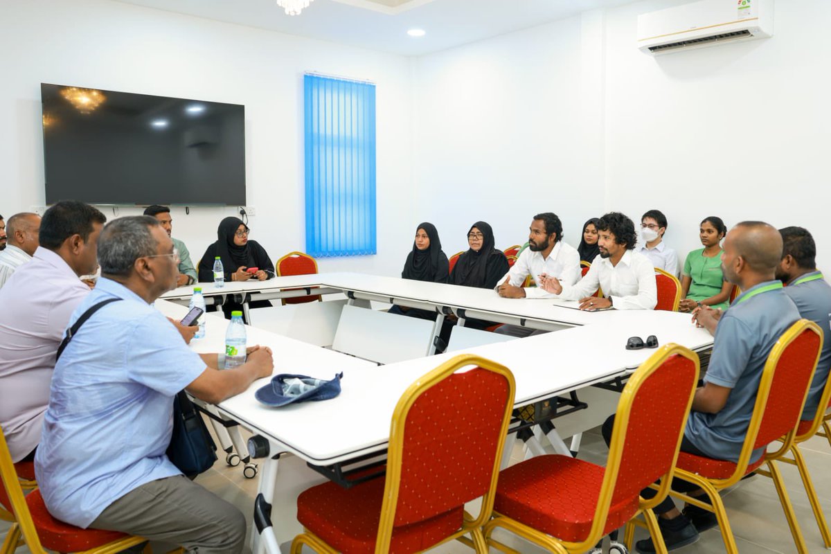 MoHmv's tweet photo. މިނިސްޓަރ އޮފް ހެލްތު @ANazim2019 ހއ.ތުރާކުނު ޞިއްޙީ މަރުކަޒުގެ އިސްވެރިންނާ ބައްދަލުކުރައްވާ،  ޞިއްޙީ މަރުކަޒުގެ ހާލަތު އޮޅުންފިލުވާ، ޞިއްޙީ ޚިދުމަތް ދިނުމުގައި ދިމާވާ ދަތިތައް ހައްލުކުރުމާ ގުޅޭގޮތުން މަަޝްވަރާކޮށްފި. https://t.co/fDWRJKtBnv