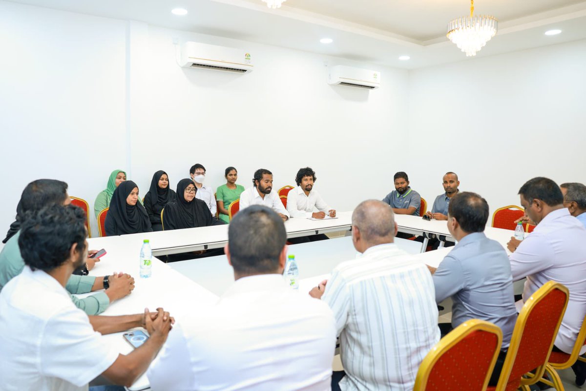 MoHmv's tweet photo. މިނިސްޓަރ އޮފް ހެލްތު @ANazim2019 ހއ.ތުރާކުނު ޞިއްޙީ މަރުކަޒުގެ އިސްވެރިންނާ ބައްދަލުކުރައްވާ،  ޞިއްޙީ މަރުކަޒުގެ ހާލަތު އޮޅުންފިލުވާ، ޞިއްޙީ ޚިދުމަތް ދިނުމުގައި ދިމާވާ ދަތިތައް ހައްލުކުރުމާ ގުޅޭގޮތުން މަަޝްވަރާކޮށްފި. https://t.co/fDWRJKtBnv