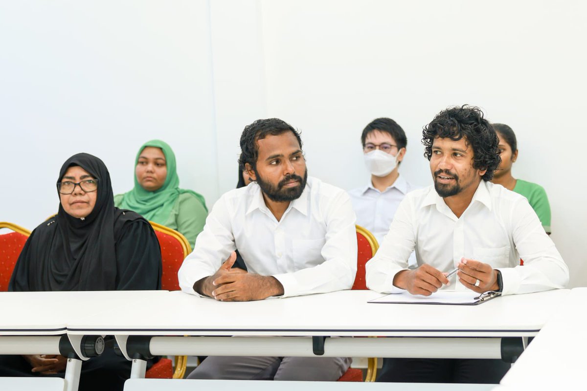 MoHmv's tweet photo. މިނިސްޓަރ އޮފް ހެލްތު @ANazim2019 ހއ.ތުރާކުނު ޞިއްޙީ މަރުކަޒުގެ އިސްވެރިންނާ ބައްދަލުކުރައްވާ،  ޞިއްޙީ މަރުކަޒުގެ ހާލަތު އޮޅުންފިލުވާ، ޞިއްޙީ ޚިދުމަތް ދިނުމުގައި ދިމާވާ ދަތިތައް ހައްލުކުރުމާ ގުޅޭގޮތުން މަަޝްވަރާކޮށްފި. https://t.co/fDWRJKtBnv