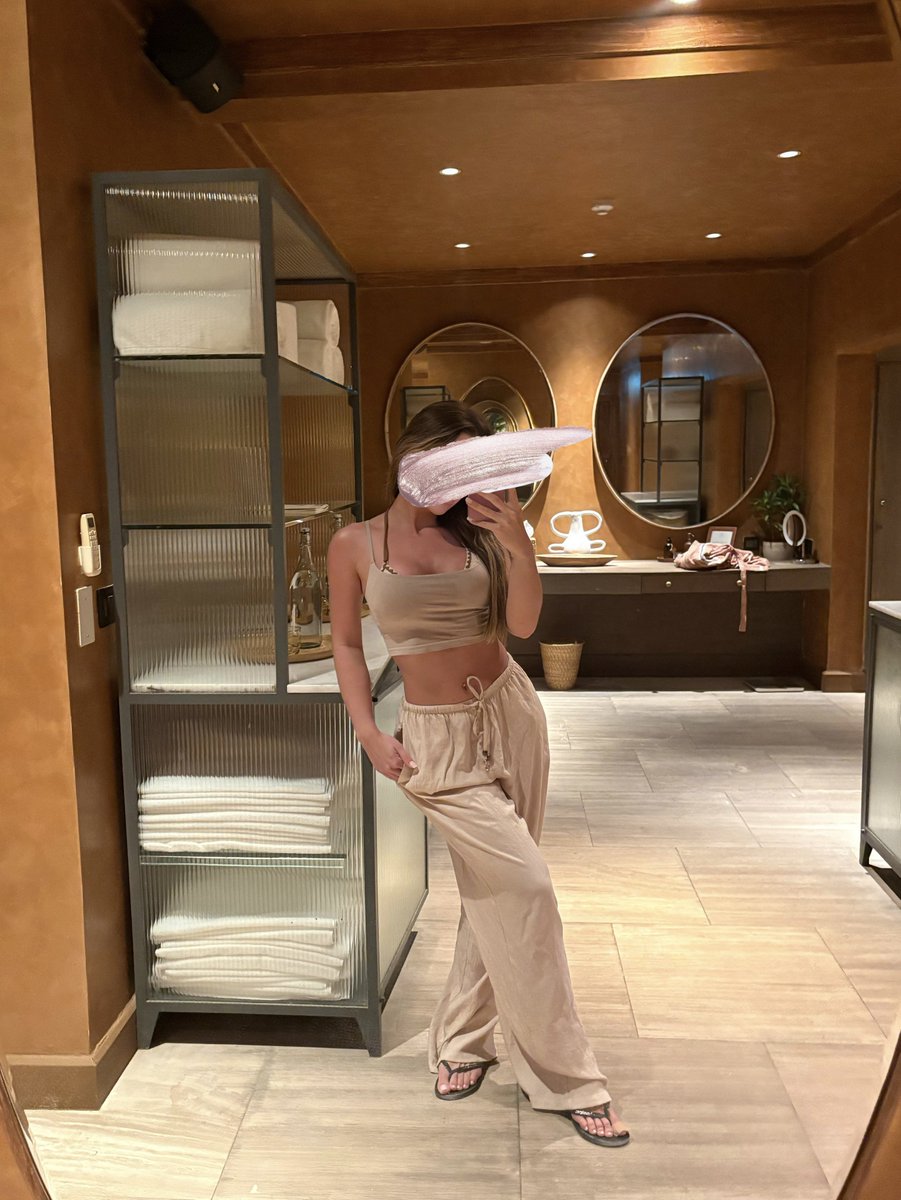 Céline Hart | London tweet media