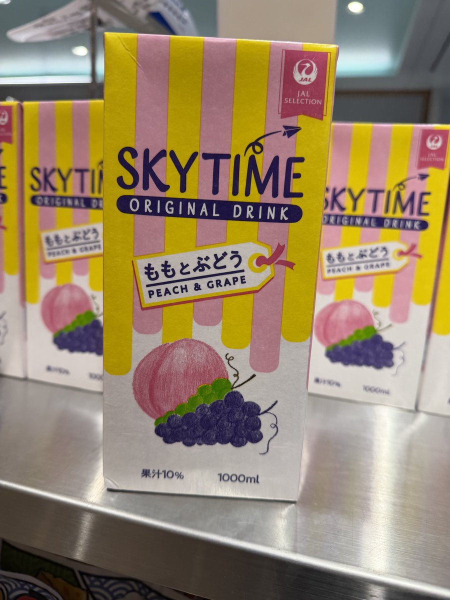 3JSBlove1102's tweet image. 今月の中旬､飛行機搭乗する前にJALショップ寄ってSKY TIME見つけて即買いしました笑母にプレゼント🎁しました!喜んでた😛
　帰省の帰りに羽田着いてからJALショップに寄って自分用買いました😛

 #SKYTIME 
 #JALショップ