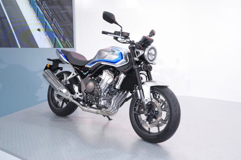 youngmachine_x's tweet photo. 伝説の「スーフォア」が最新技術で完全復活！東京モーターサイクルショー2026の主役、ホンダCB400 E-Clutchに視線が釘付けです。

・完全新設計の直4エンジンに、クラッチ操作を自動化する「E-Clutch」を初搭載
・伝統の扱いやすさを継承しつつ、最新の電子制御で「操る楽しさ」をさらに追求
・フ���カウル仕様の「CBR400R FOUR」も登場し、400ccクラスが再び熱くなる予感

詳細はこちら：https://t.co/R7Hb303gqt

待望の4気筒400cc復活、あなたはネイキッド派ですか？それともフルカウル派ですか？