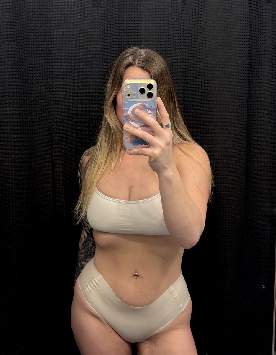 AtlasX0XO's tweet photo. Looking for my first piggy, baby don’t you want to be a good boy and be my first https://t.co/z2YgHdJwwj