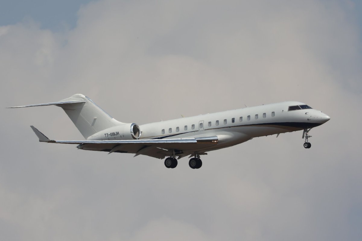 A350撮影は、いつまでサンタ🎅なFINと初撮影のスターラックス1000。他にビズはチラホラと。にしても📻聴いてたらやたら長いC/S。レジ後ろが5桁の機体も。こんなに長いの初めて見ました。管制官さんも呼び出すの面倒じゃないのかな😅