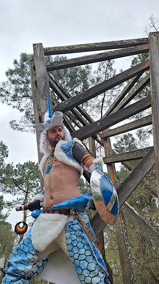 What's lurk in the wood?
Cosplay of Monster Hunter, Kirin armor and Odyssey Blade.