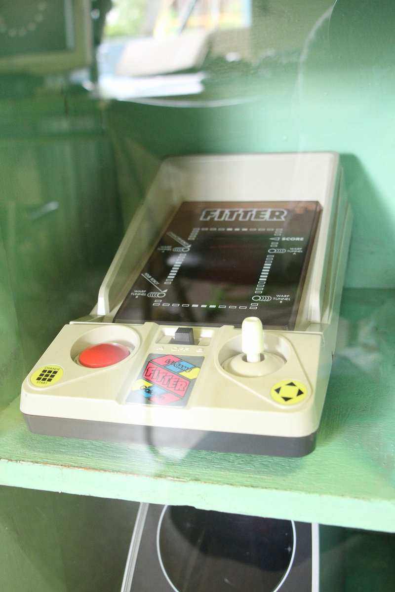 lin_jiansi's tweet image. #私が初めてハマったゲーム
LSIゲームの範疇になるのか？
ファミコンが出始めてからでも、ずっとやってた。
#FITTER #モンスターパニック
スティックが右についてるのは、今考えたら違和感あるけど、当時は全く気にならなかった。