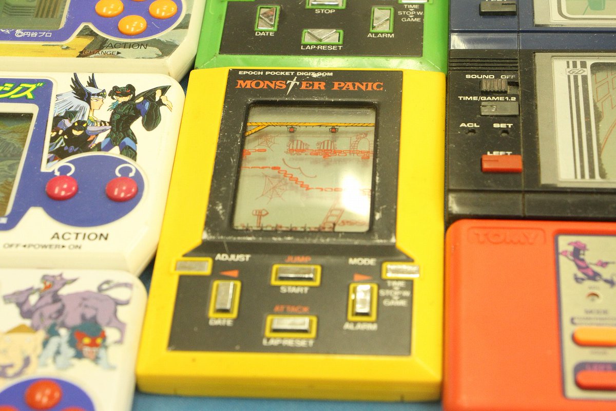 lin_jiansi's tweet image. #私が初めてハマったゲーム
LSIゲームの範疇になるのか？
ファミコンが出始めてからでも、ずっとやってた。
#FITTER #モンスターパニック
スティックが右についてるのは、今考えたら違和感あるけど、当時は全く気にならなかった。