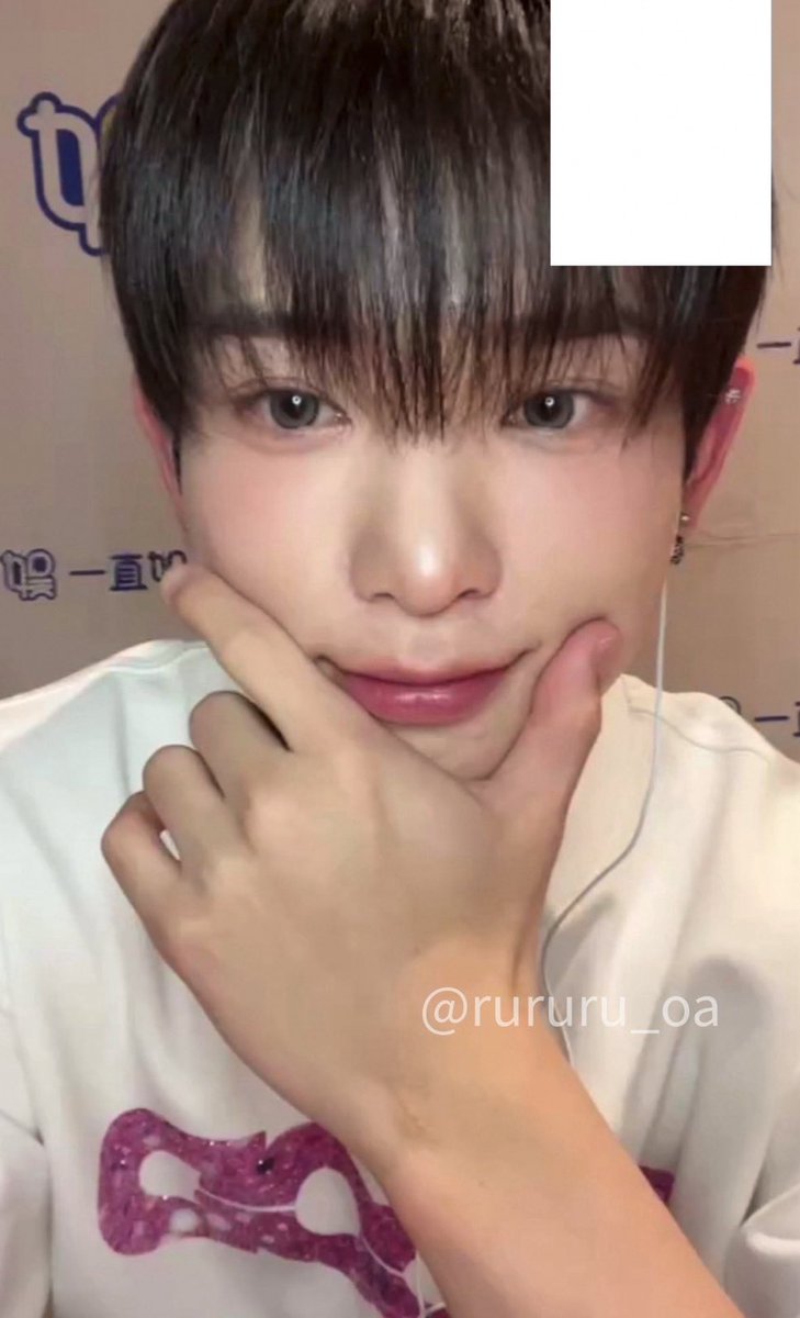 오늘 흑발 덮머에 … 봄 메이크업 ..
이대로 벚꽃보러 가도 될듯
옷 빼고… 옷에 어떤 남자가 있어