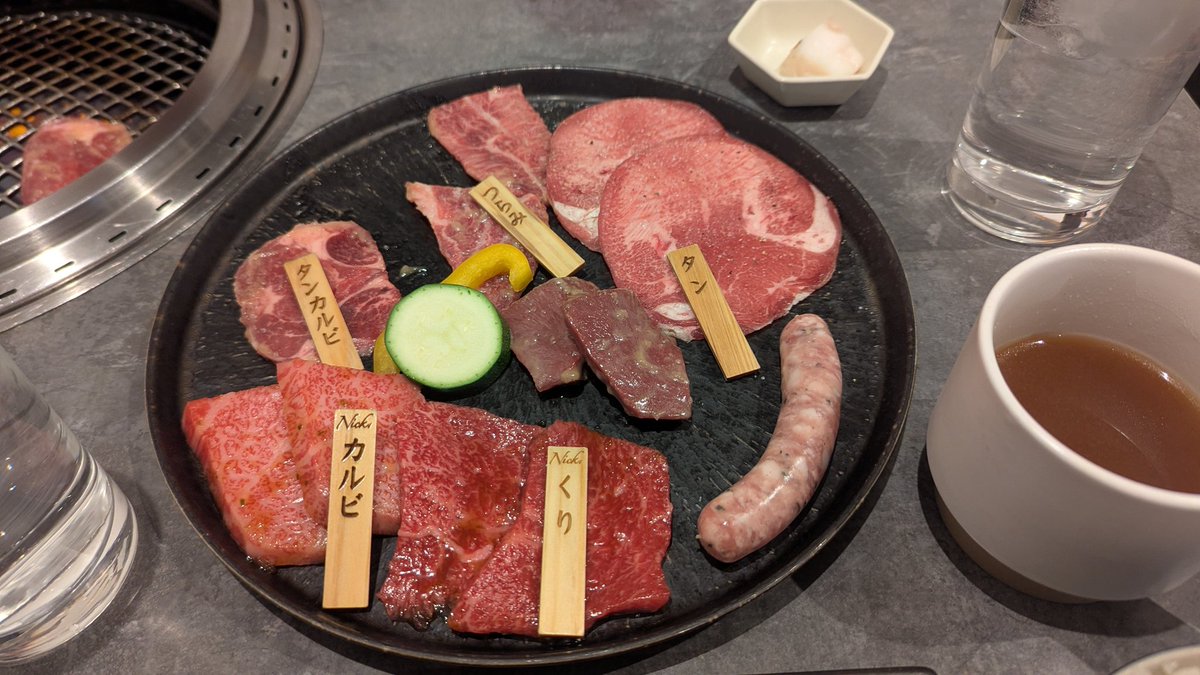 cholochorus's tweet photo. ゆっくりとライブに向けて準備中に御座います。そーいえば珍しく本日は早い時間から練習しまして、メンバー全員でちょっと豪華なランチをしました。昼から焼肉、悪くないですね。量的にオッサンにも優しい量でした(笑) https://t.co/87DPQlHuS2