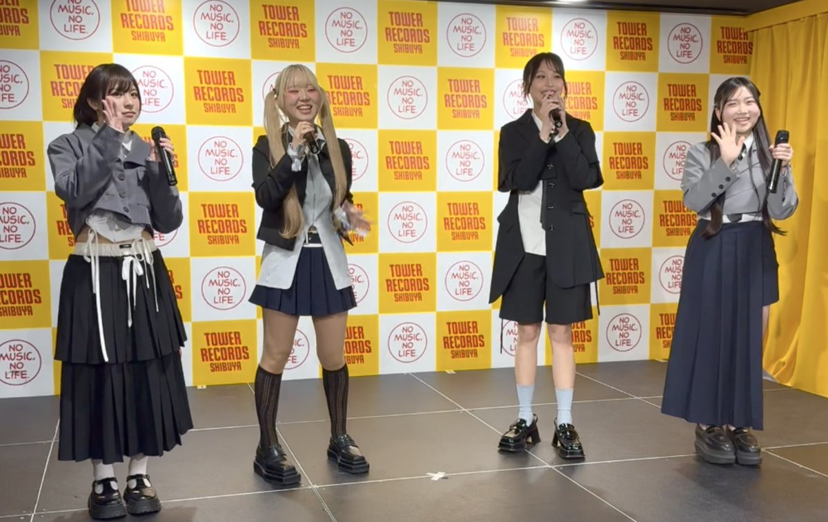 motyi786745's tweet photo. Lumeraのリリイベ最前列で見れたし最高でした!
PraylistからのMirrorは良かったです!
Lumelyの方々に交換してもらって4人のフォトカードコンプ出来ました!
『NO Lumera, NO LIFE.』
#Lumera
#Lumely
#Lumera_Praylist https://t.co/1rng7Ty7Od